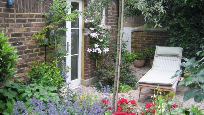 Traditional Hampstead Garden by Shoots and Leaves
